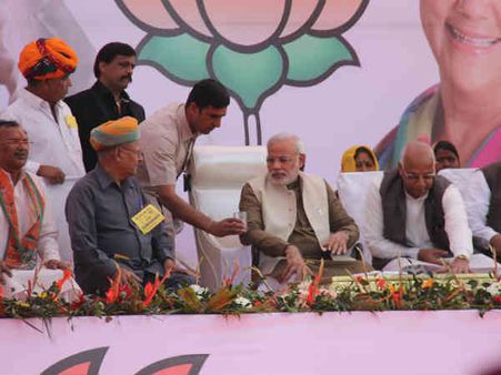 નરેન્દ્ર મોદીએ પોખરણમાં સભાને સંબોધી