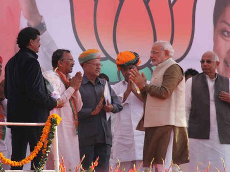 નરેન્દ્ર મોદીએ પોખરણમાં સભાને સંબોધી