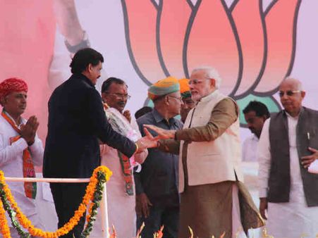 નરેન્દ્ર મોદીએ પોખરણમાં સભાને સંબોધી