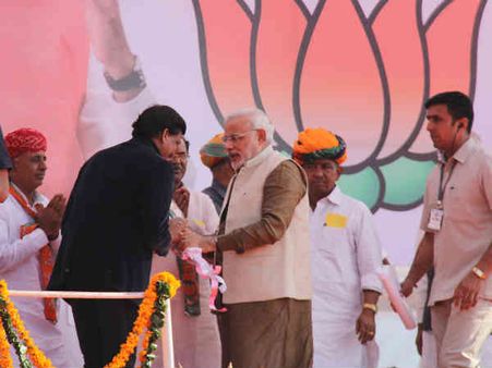 નરેન્દ્ર મોદીએ પોખરણમાં સભાને સંબોધી