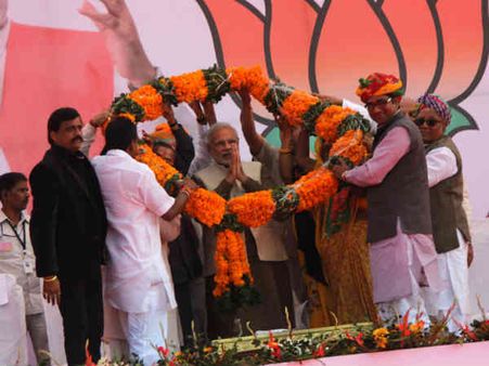 'કોંગ્રેસ બે હાથે લૂંટે છે, અને 'આપ' ઝાડું મારીને લૂંટે છે'