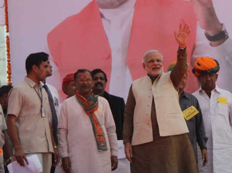 'કોંગ્રેસ બે હાથે લૂંટે છે, અને 'આપ' ઝાડું મારીને લૂંટે છે'