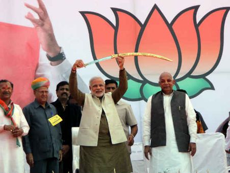 'કોંગ્રેસ બે હાથે લૂંટે છે, અને 'આપ' ઝાડું મારીને લૂંટે છે'