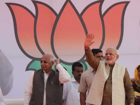 'કોંગ્રેસ બે હાથે લૂંટે છે, અને 'આપ' ઝાડું મારીને લૂંટે છે'