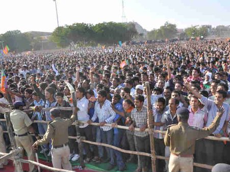 'કોંગ્રેસ બે હાથે લૂંટે છે, અને 'આપ' ઝાડું મારીને લૂંટે છે'