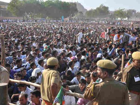 'કોંગ્રેસ બે હાથે લૂંટે છે, અને 'આપ' ઝાડું મારીને લૂંટે છે'