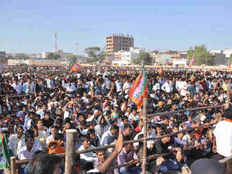 'કોંગ્રેસ બે હાથે લૂંટે છે, અને 'આપ' ઝાડું મારીને લૂંટે છે'