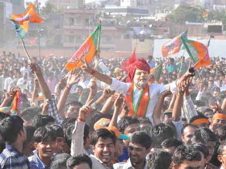 'કોંગ્રેસ બે હાથે લૂંટે છે, અને 'આપ' ઝાડું મારીને લૂંટે છે'