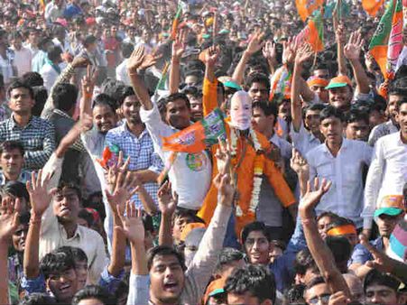 'કોંગ્રેસ બે હાથે લૂંટે છે, અને 'આપ' ઝાડું મારીને લૂંટે છે'