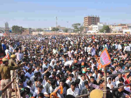 'કોંગ્રેસ બે હાથે લૂંટે છે, અને 'આપ' ઝાડું મારીને લૂંટે છે'