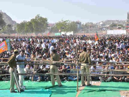 'કોંગ્રેસ બે હાથે લૂંટે છે, અને 'આપ' ઝાડું મારીને લૂંટે છે'