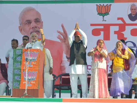 'કોંગ્રેસ બે હાથે લૂંટે છે, અને 'આપ' ઝાડું મારીને લૂંટે છે'