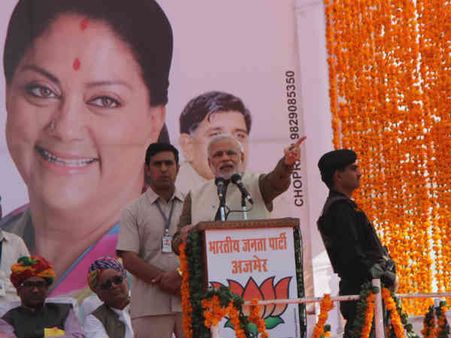 'કોંગ્રેસ બે હાથે લૂંટે છે, અને 'આપ' ઝાડું મારી મારીને લૂંટે છે'