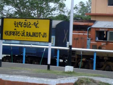 રાજકોટઃ ટ્રેનની ઠોકરે યુવાન કપાયો