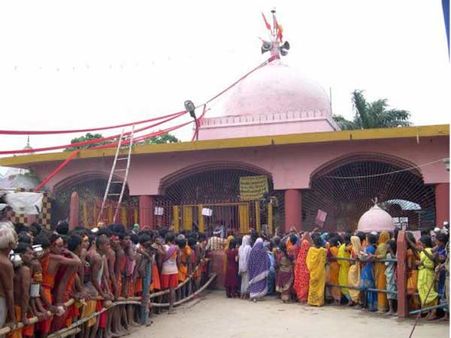 શિવ મંદિરમાં ભક્તો શિવ મંદિરમાં ભક્તો