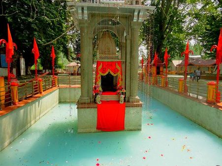 વિનાશના સંકેત આપે છે આ ઝરણાનું બદલાતું કાળું પાણી