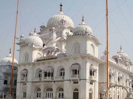 ...ને આ શહેર બની જાય છે લાલ રંગના વસ્ત્રોનો સાગર