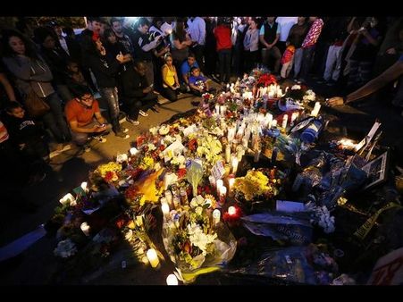 કેલિફોર્નિયામાં પૉલ વૉકરને શ્રદ્ધાંજલિ આપતા લોકો.