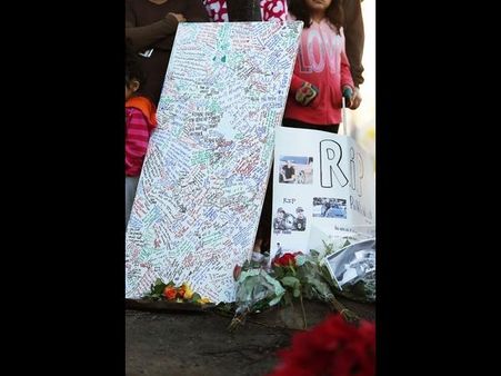 કેલિફોર્નિયામાં પૉલ વૉકરને શ્રદ્ધાંજલિ આપતા લોકો.