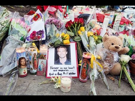 કેલિફોર્નિયામાં પૉલ વૉકરને શ્રદ્ધાંજલિ આપતા લોકો.