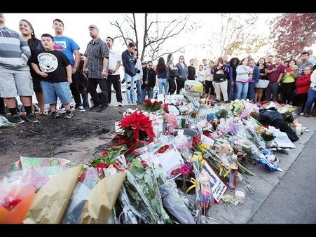 કેલિફોર્નિયામાં પૉલ વૉકરને શ્રદ્ધાંજલિ આપતા લોકો.