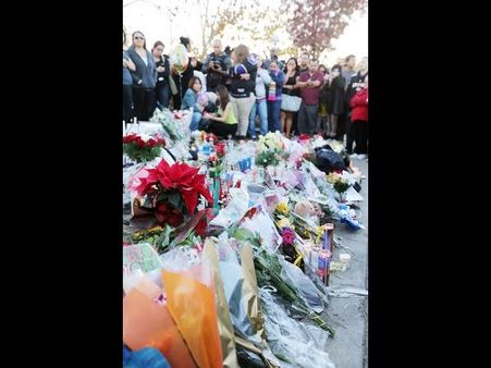 કેલિફોર્નિયામાં પૉલ વૉકરને શ્રદ્ધાંજલિ આપતા લોકો.