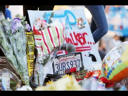 કેલિફોર્નિયામાં પૉલ વૉકરને શ્રદ્ધાંજલિ આપતા લોકો.