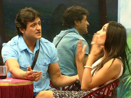 ચર્ચા કરતાં અરમાન-સોફિયા