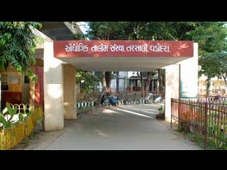 વડોદરાઃ મૃતક વિદ્યાર્થીના પરિવારને 10 લાખ આપવાની માગ વડોદરાઃ મૃતક વિદ્યાર્થીના પરિવારને 10 લાખ આપવાની માગ