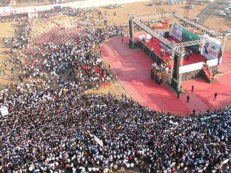 અમદાવાદમાં લાલકૃષ્ણ અડવાણીએ લીલી ઝંડી આપી