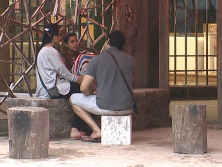 ચર્ચામાં વ્યસ્ત