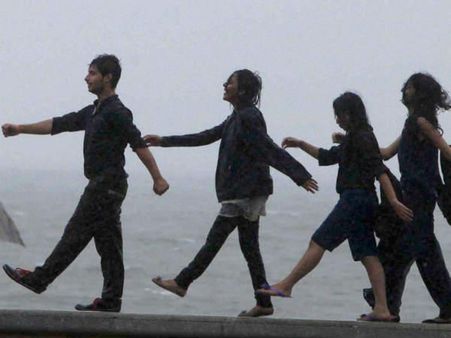 યુવક-યુવતીના વાત કરવાથી 