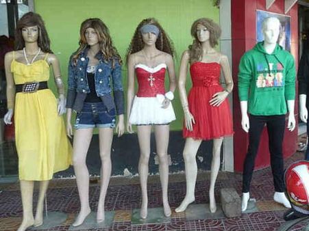 લિંગેરીમાં મેનીક્વિંસ અને જાહેરાત 