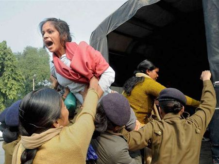 પ્રદર્શનકારીઓની અટકાયત પ્રદર્શનકારીઓની અટકાયત