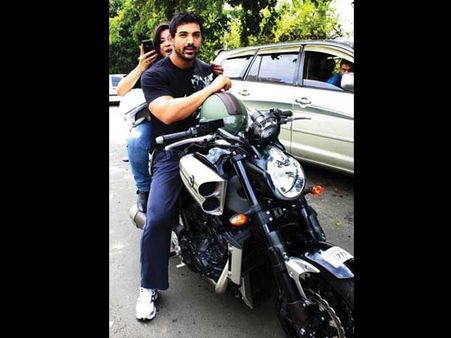 જ્હૉનનો બાઇક પ્રેમ