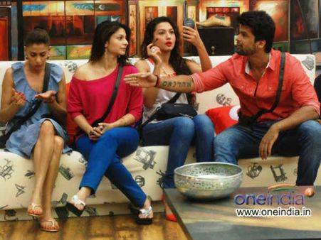 તનીષા સાથે