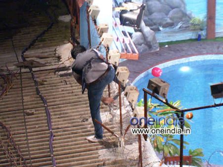 દિવાળ ઓળંગવાની કોશિશ