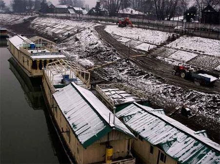 કાશ્મીર ઘાટીમાં બરફ કાશ્મીર ઘાટીમાં બરફ