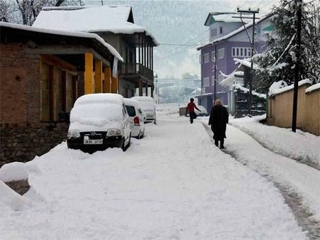 તસવીરોમાં જુઓ, જમ્મૂ-કાશ્મીરમાં વર્ષનો પહેલો સ્નોફોલ