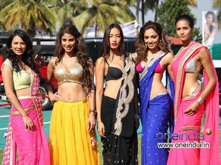 સાડીમાં મહેક્યું યૌવન