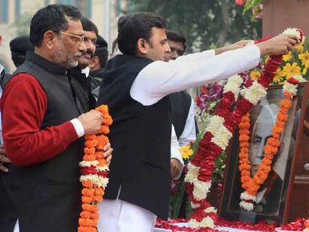 પૂર્વ વડાપ્રધાનને શ્રદ્ધાંજલિ પૂર્વ વડાપ્રધાનને શ્રદ્ધાંજલિ