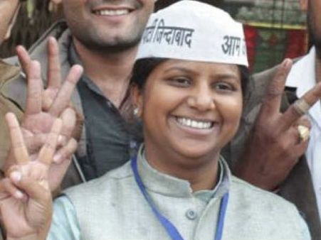 રાખી બિડલા (26) 