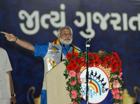 નરેન્દ્ર મોદીએ ખેલમહાકુંભ-2013નું સમાપન કર્યું