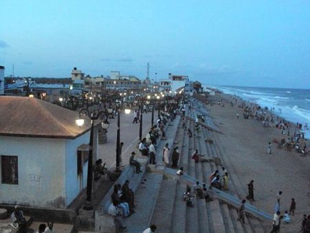 સમુદ્ર તટ પર ચહલ પહલ