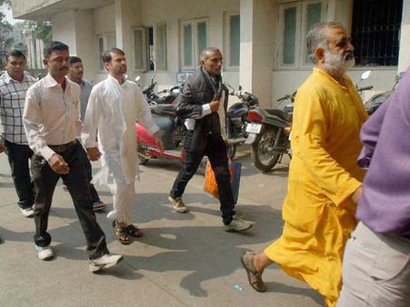 લાંચ ઓફર કરનારાઓને કોર્ટમાં રજૂ કરાયા