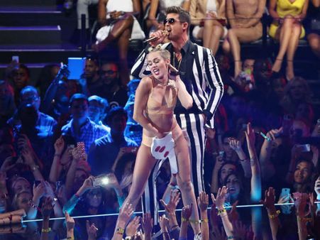 માઇલીની કામોત્તેજક પ્રસ્તુતિ માઇલીની કામોત્તેજક પ્રસ્તુતિ