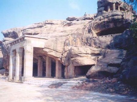 જૈન ભિક્ષુઓ માટે ચટ્ટાણો કાપીને બનાવાયી ગુફાઓ