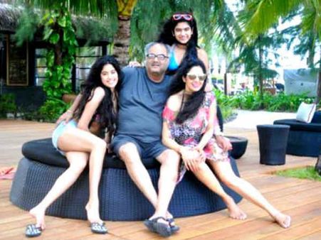 દરિયા કિનારે નવા વર્ષની સપરિવાર ઉજવણી કરતાં શ્રીદેવી દરિયા કિનારે નવા વર્ષની સપરિવાર ઉજવણી કરતાં શ્રીદેવી