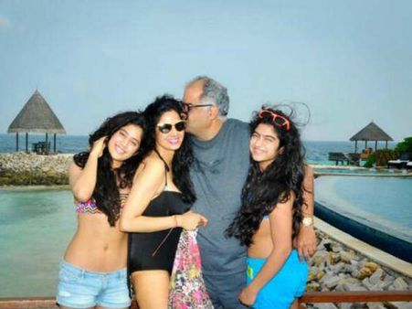 દરિયા કિનારે નવા વર્ષની સપરિવાર ઉજવણી કરતાં શ્રીદેવી દરિયા કિનારે નવા વર્ષની સપરિવાર ઉજવણી કરતાં શ્રીદેવી