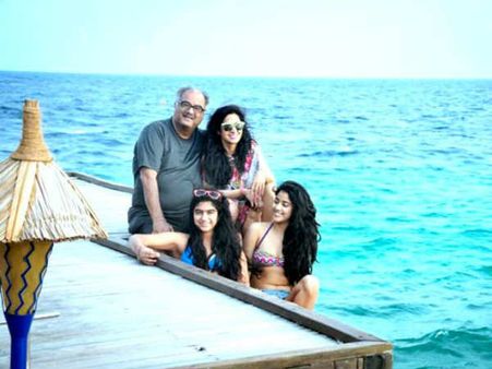 દરિયા કિનારે નવા વર્ષની સપરિવાર ઉજવણી કરતાં શ્રીદેવી દરિયા કિનારે નવા વર્ષની સપરિવાર ઉજવણી કરતાં શ્રીદેવી